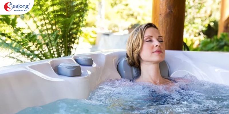 Bồn tắm massage là dạng bồn tắm tích hợp nhiều chức năng cho người sử dụng.