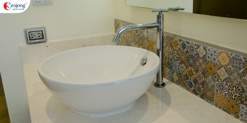 Vòi lavabo cổ cao sẽ đứng độc lập bên cạnh chậu lavabo của bạn.