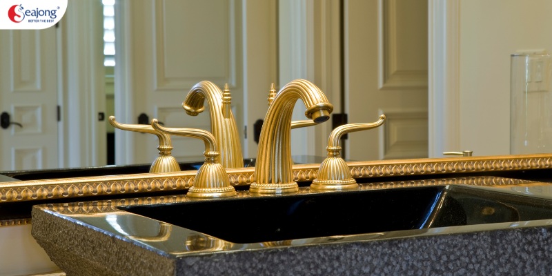 Vòi lavabo cổ điển có ngoại hình sang trọng, mang phong cách hoàng gia.