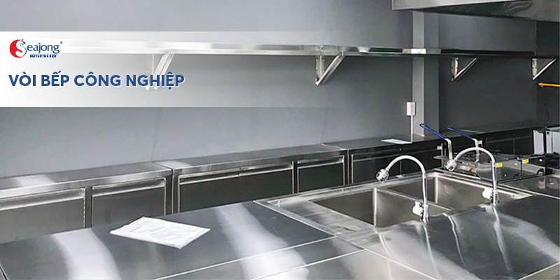 Vòi bếp công nghiệp thường sử dụng trong các không gian bếp lớn và chuyên nghiệp.