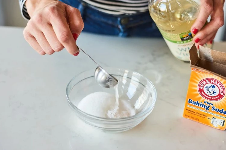 cach-xu-ly-bon-cau-bi-nghet-hoi-bang-giam-bakingsoda