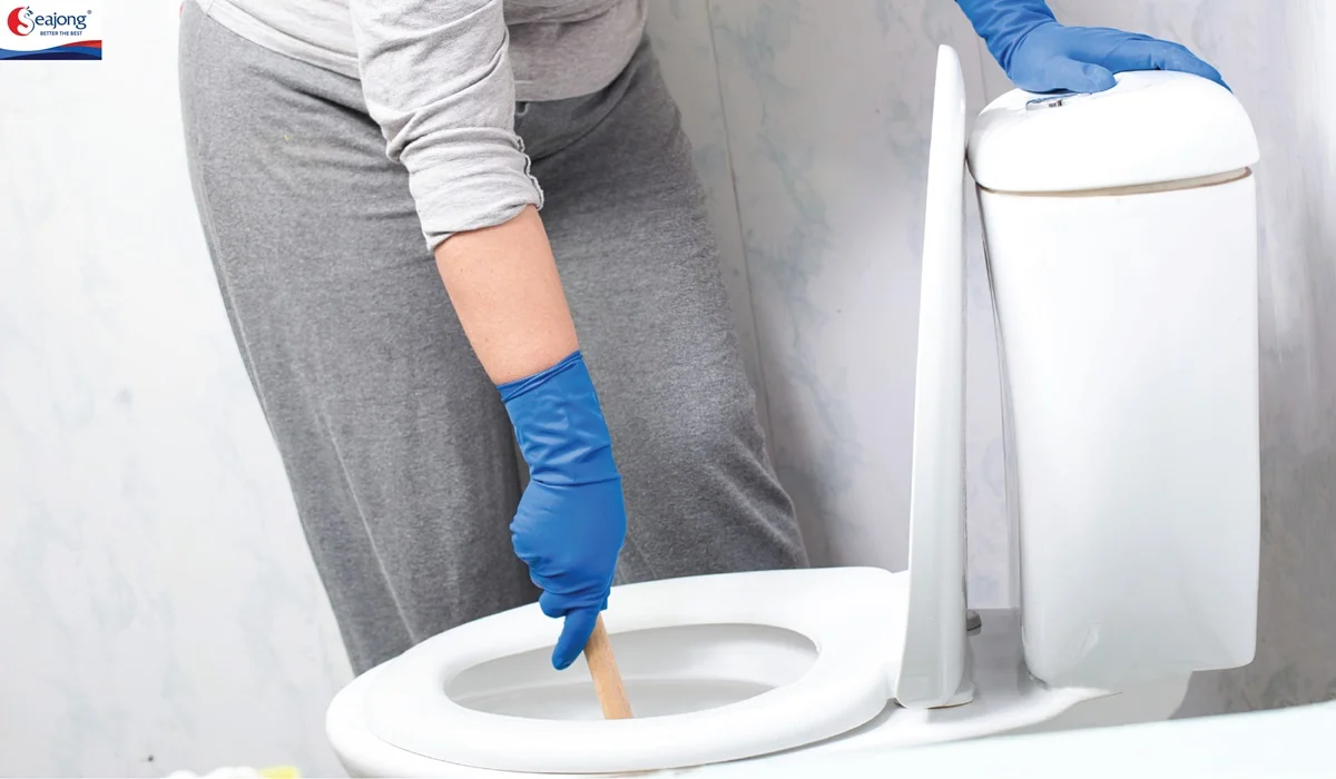 Bồn cầu bị nghẹt trong tiếng Anh là The toilet is clogged