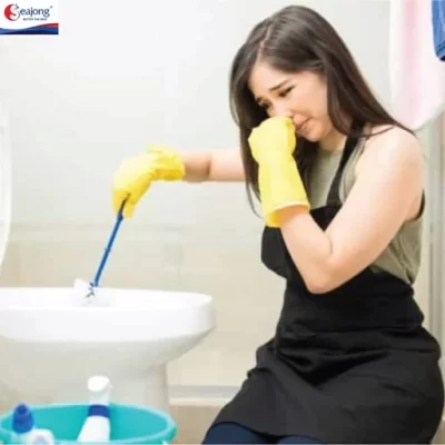 bồn cầu mới lắp bị hôi