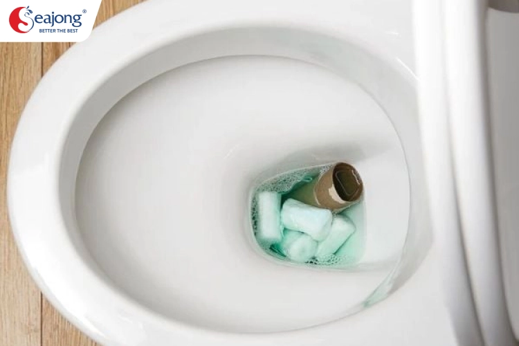 khi-nao-khong-nen-dung-nuoc-nong-de-thong-bon-cau