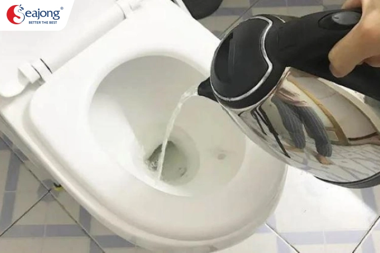 khi-nao-nen-dung-nuoc-nong-de-thong-bon-cau