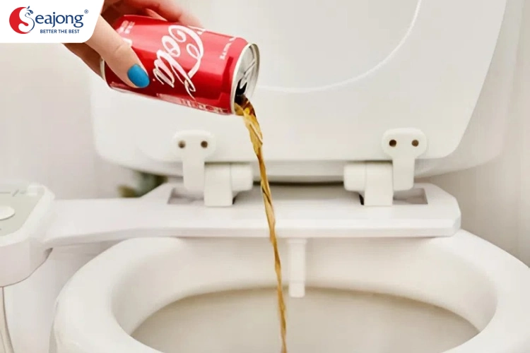 cach-thong-bon-cau-bang-nuoc-nong