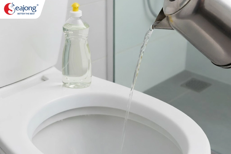 cach-thong-bon-cau-bang-nuoc-nong