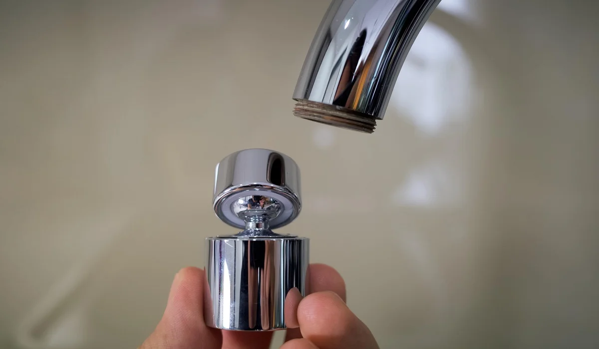 Nếu đầu vòi có cơ chế tăng áp, bạn cần chú ý không làm hỏng cơ chế này