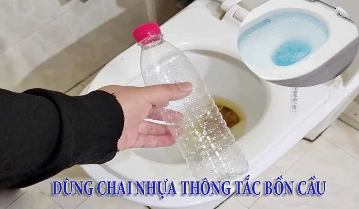 Chuẩn bị chai nhựa phù hợp với kích thước bồn cầu 