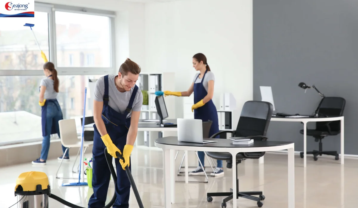 Nhân viên dọn vệ sinh chuyên nghiệp là professional cleaning staff