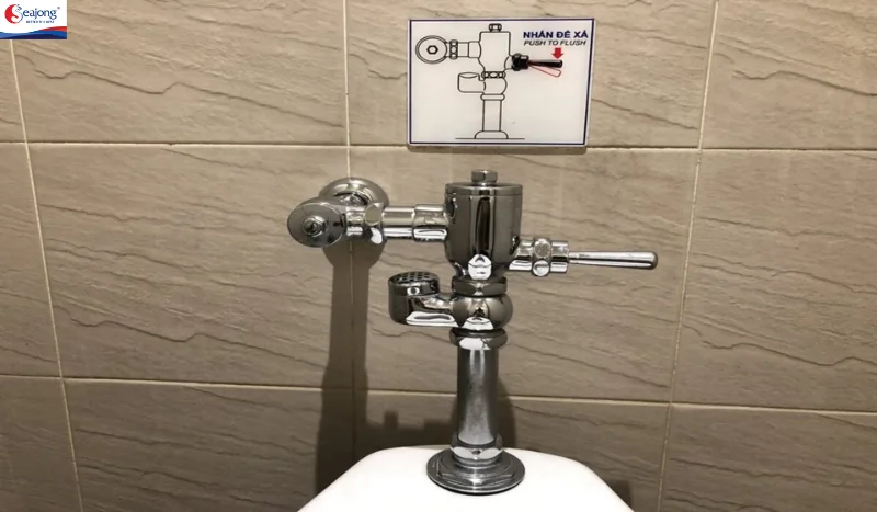 Urinal flush valve là van điều chỉnh lượng nước được xả ra từ bồn tiểu