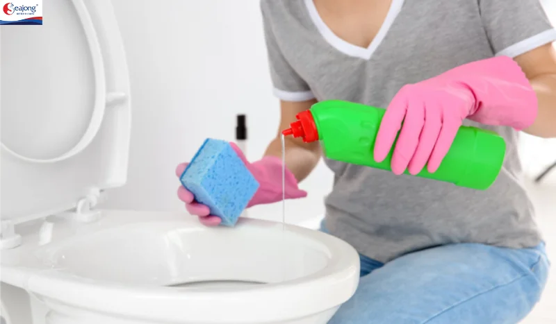 Bowl cleaner là sản phẩm để làm sạch các vết bẩn cứng đầu trong lòng bồn cầu