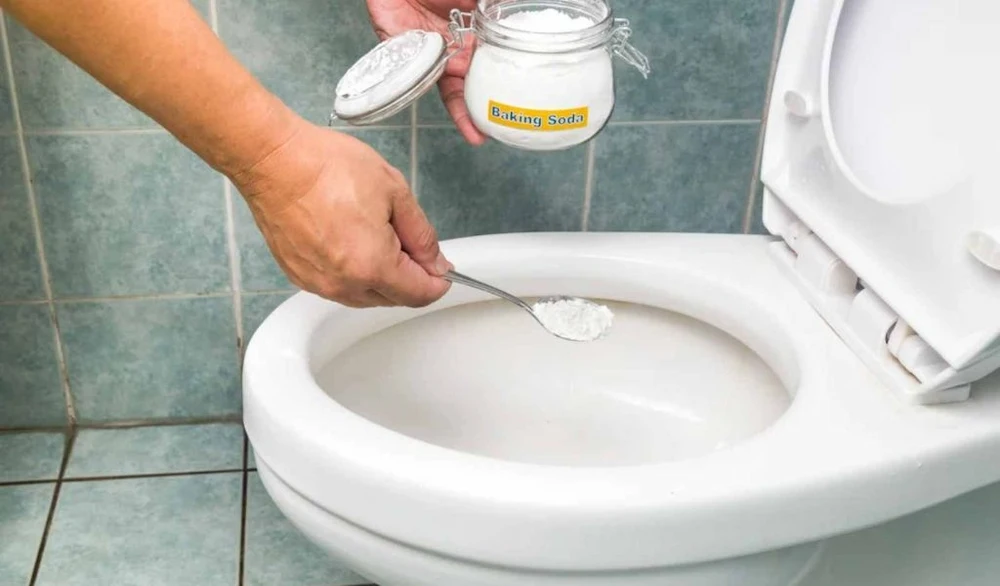 cách thông bồn cầu bị tắc giấy vệ sinh