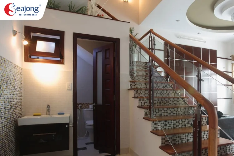 Có nên xây nhà vệ sinh dưới gầm cầu thang không?