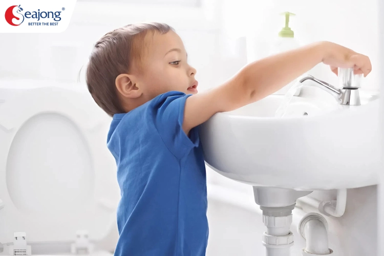 Nên sử dụng loại thiết bị vệ sinh nào cho trẻ nhỏ an toàn đó là vòi lavabo