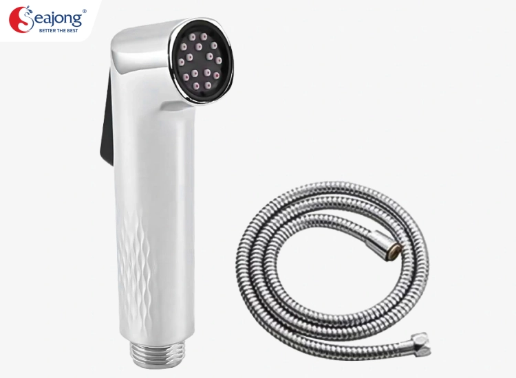 bidet-dang-voi-xit-cam-tay