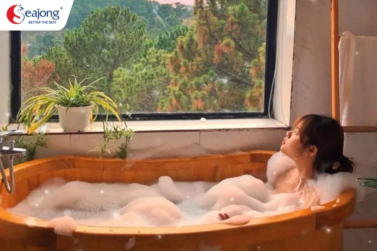 Bồn tắm gỗ và bồn tắm nhựa