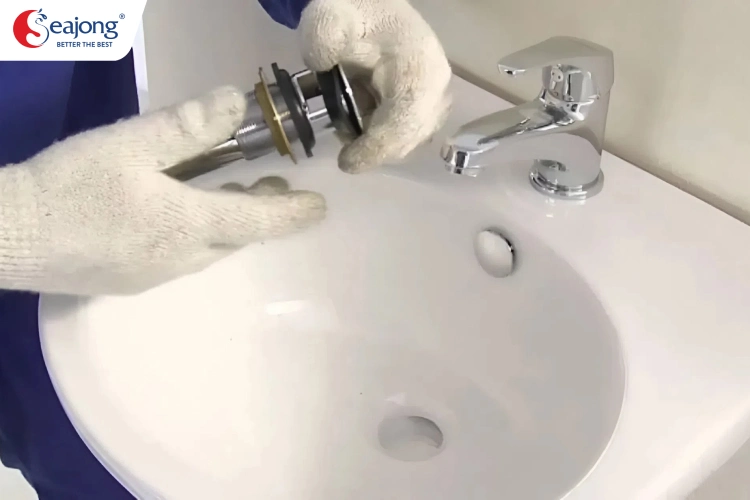 cach-xu-ly-nut-thoat-nuoc-chau-lavabo-bi-ket-4