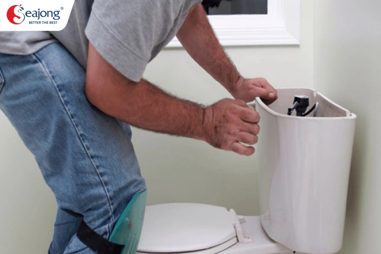 kiểm tra bể chứa nước bồn cầu