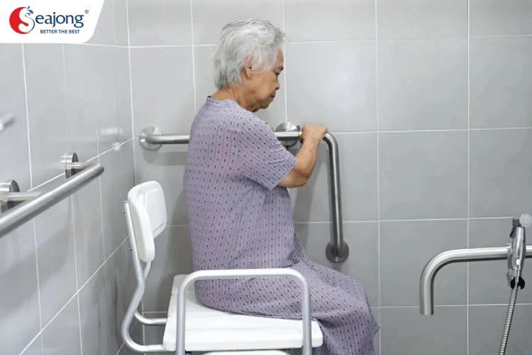 vi-sao-can-quan-tam-den-thiet-bi-ve-sinh-cho-nguoi-gia-1