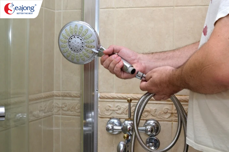 Vòi hoa sen bị gãy thì cần làm gì để an toàn cho gia đình (2)